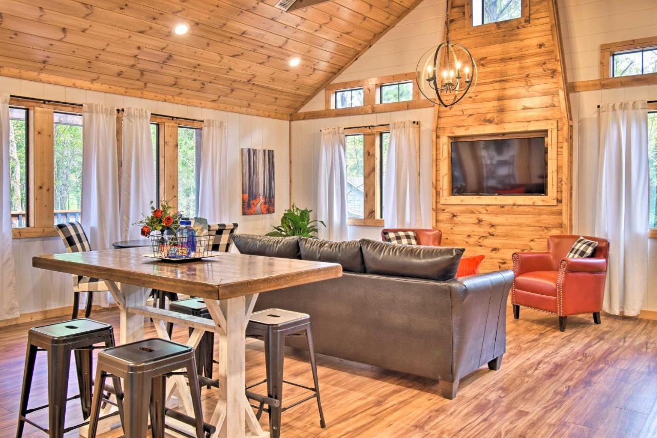 Modern Broken Bow Cabin Large Deck, Bbq And Pergola Exterior foto
