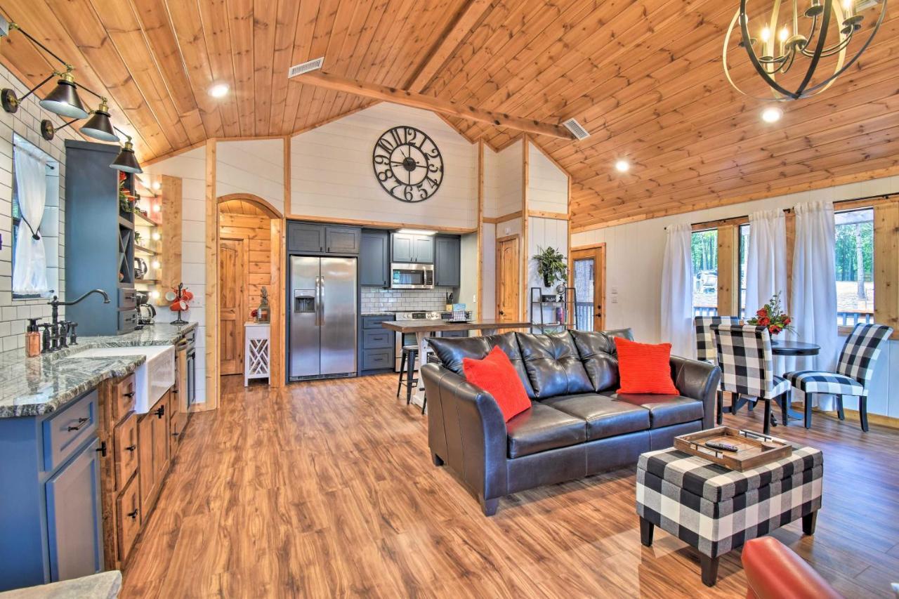 Modern Broken Bow Cabin Large Deck, Bbq And Pergola Exterior foto