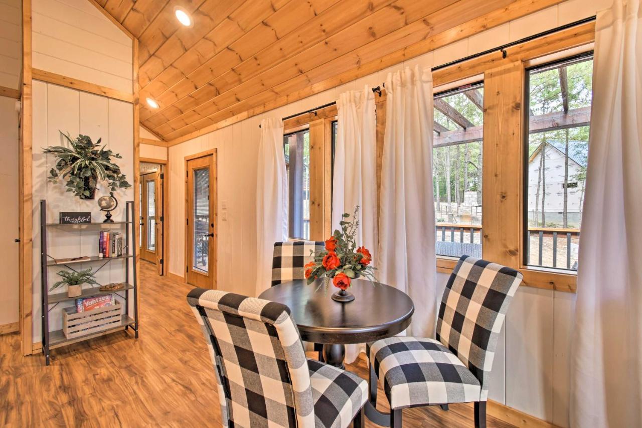 Modern Broken Bow Cabin Large Deck, Bbq And Pergola Exterior foto