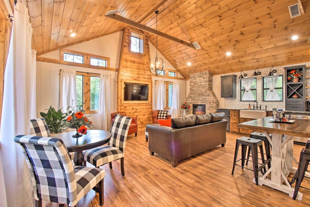 Modern Broken Bow Cabin Large Deck, Bbq And Pergola Exterior foto