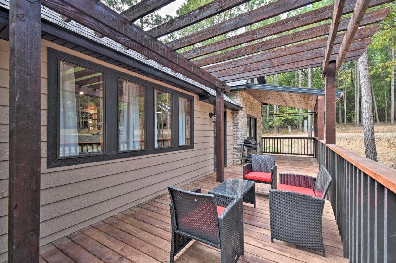 Modern Broken Bow Cabin Large Deck, Bbq And Pergola Exterior foto