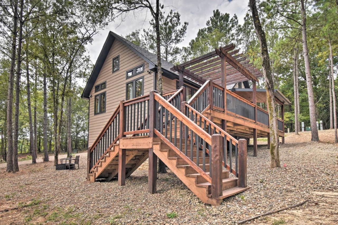 Modern Broken Bow Cabin Large Deck, Bbq And Pergola Exterior foto